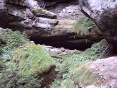 Die Grotte ist eher ein "Briefkastenschlitz"