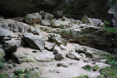 Abgestürzte Felsen an der Grotte