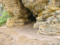 Die Höhle an Fuß der Kaiserkrone