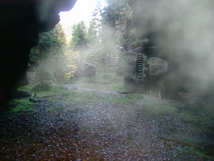Grotte im Herbst
