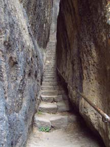 Eine enge Felsspalte mit Stufen